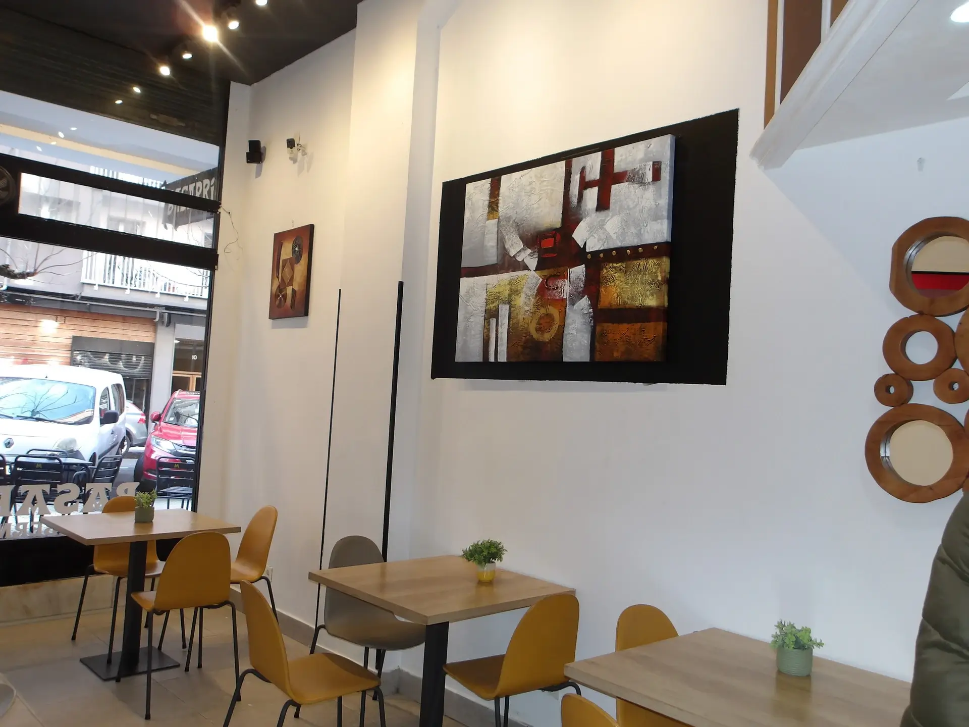 Interior acogedor de Basarri Taberna en San Sebastián