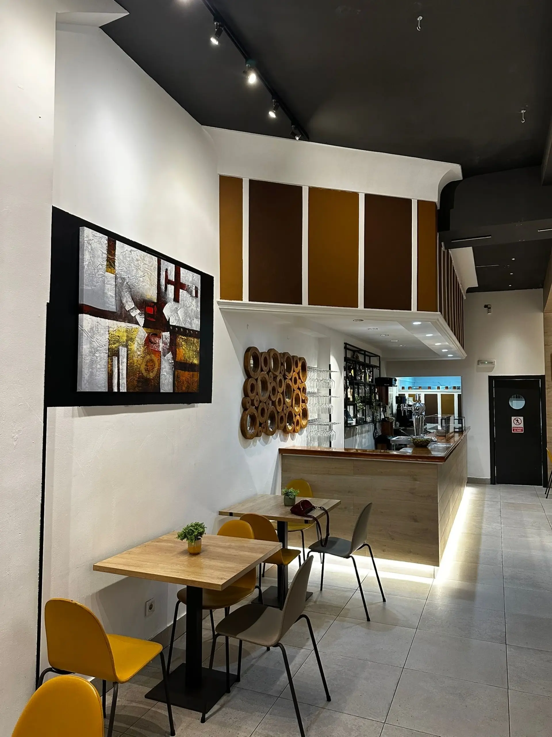 Ambiente acogedor de la taberna